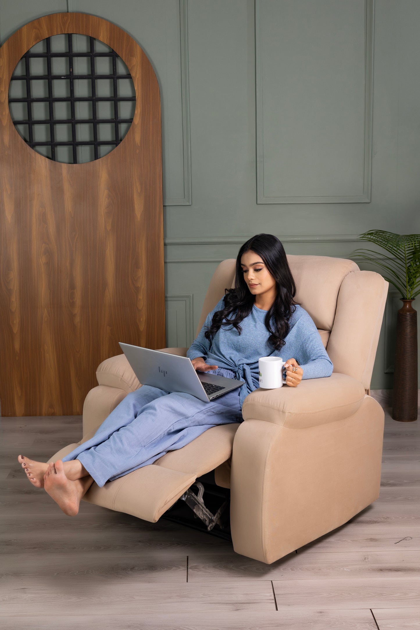 Fabric Recliner 1 Seater Sofa Chair for Living Room Home Office | Classy Calm Motorized Recliner Lounge Chairs (Beige))